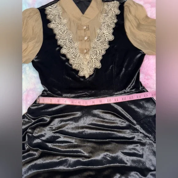 NWT KAIMILAN Chic Velvet Dress with Beige Accents - Picture 7 of 15